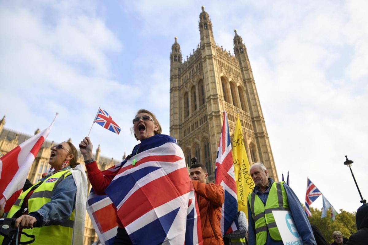 Brexit: Με ηλεκτρονική άδεια οι Ευρωπαίοι στη Βρετανία υπόσχονται οι Συντηρητικοί