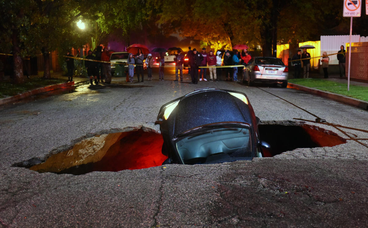 Αποζημίωση $4 εκατ. σε οδηγό που έπεσε με το αυτοκίνητο του σε τρύπα [vid]