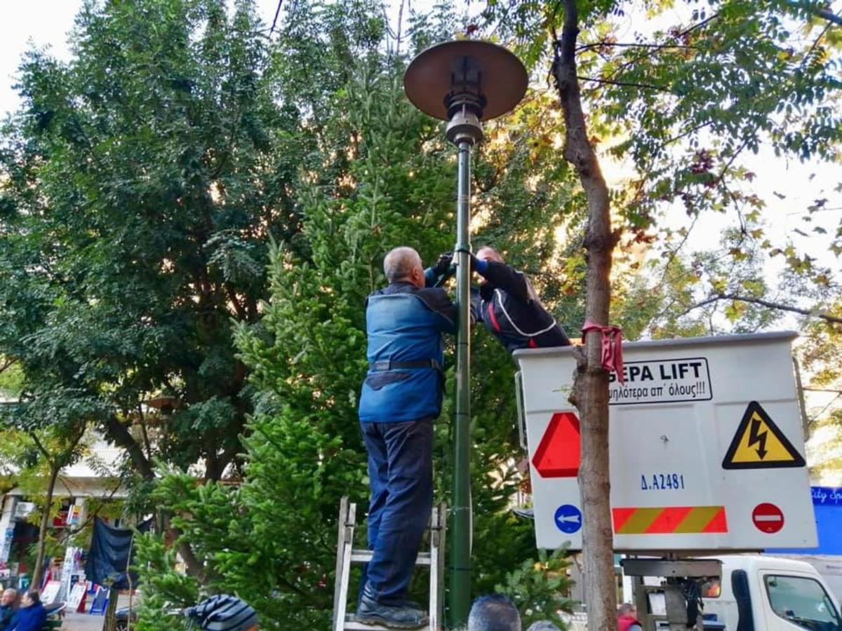 Ο Δήμος Αθηναίων στόλισε δέντρο στην πλατεία Εξαρχείων