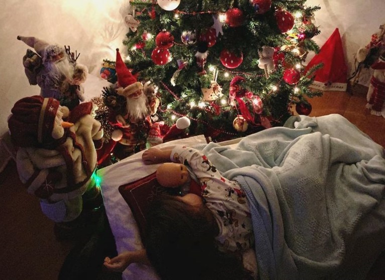 Η κόρη διάσημης Ελληνίδας κοιμήθηκε δίπλα στο χριστουγεννιάτικο δέντρο – Θα λιώσετε!