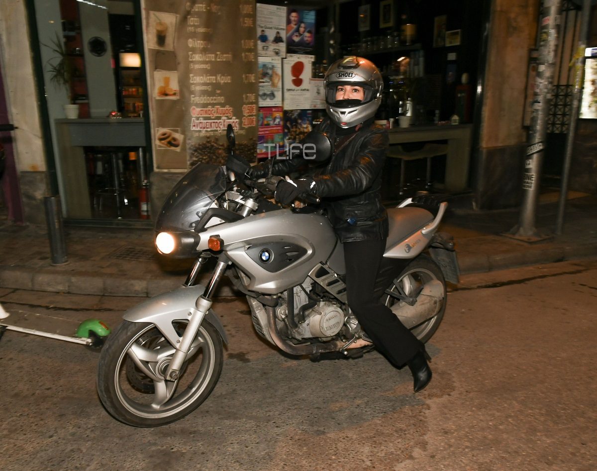 Η Ελληνίδα ηθοποιός είναι… «easy rider» πάνω στη μηχανή της!