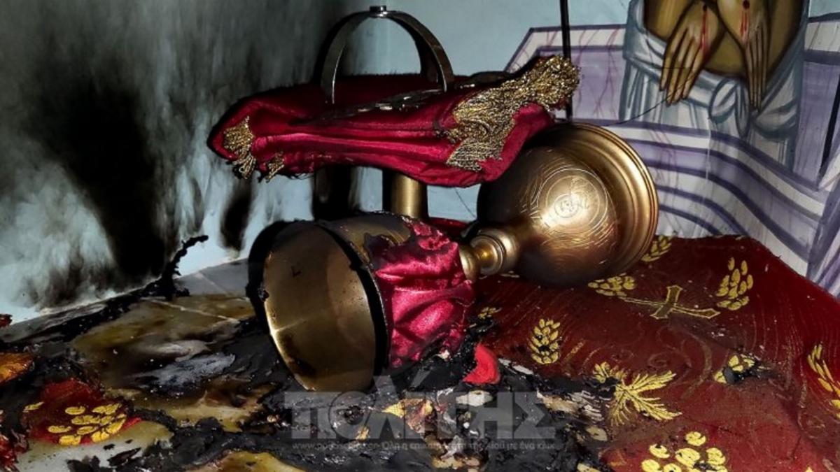 Χίος: Μπήκαν στην εκκλησία και έβαλαν φωτιά στην Αγία Τράπεζα [pic, video]