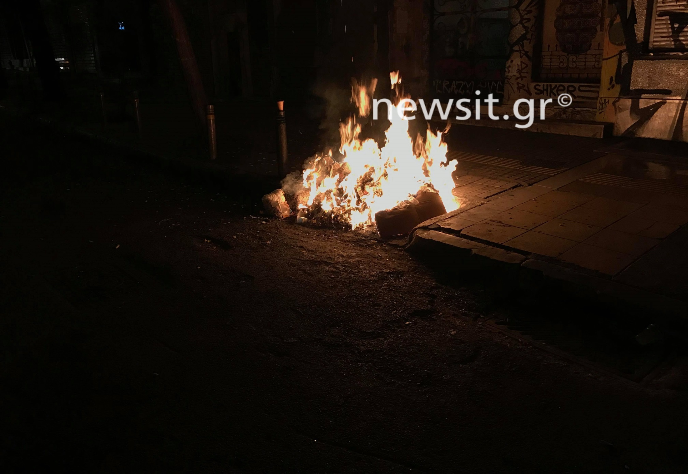 Αλέξης Γρηγορόπουλος: Μολότοφ και χρήση χημικών στα Εξάρχεια! LIVE οι εξελίξεις