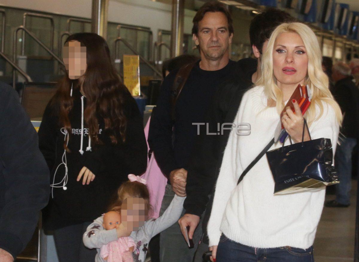 Ελένη Μενεγάκη: Στο αεροδρόμιο με τον Μάκη Παντζόπουλο και τα παιδιά, πριν φύγουν για Μαλδίβες