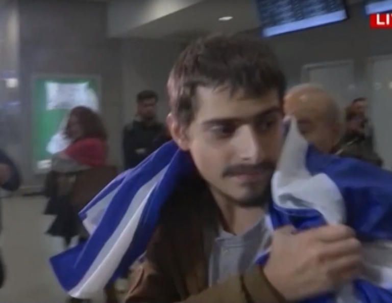 "Πάτησε" στην Αθήνα ο Έλληνας ναυτικός που έζησε τον εφιάλτη στο Τόγκο - Συγκινητικές στιγμές στο αεροδρόμιο