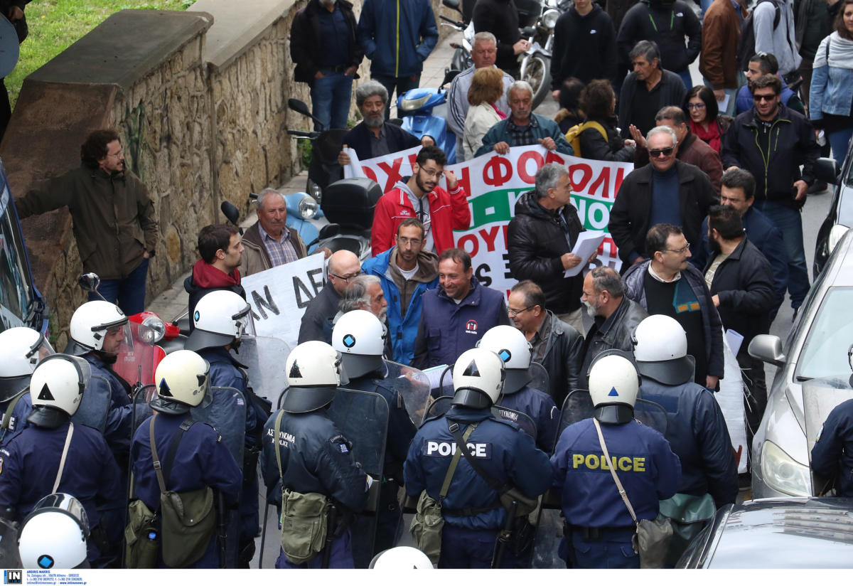 Ηράκλειο: Ένταση και μάχες αγροτών με αστυνομικούς! Μέσα ο Βορίδης και έξω επεισόδια [pics]