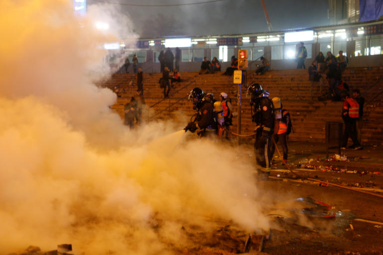 Νύχτα "κόλαση" στη Βαρκελώνη μετά το Clasico! Βίαιες συγκρούσεις διαδηλωτών - αστυνομίας [Pics, video]