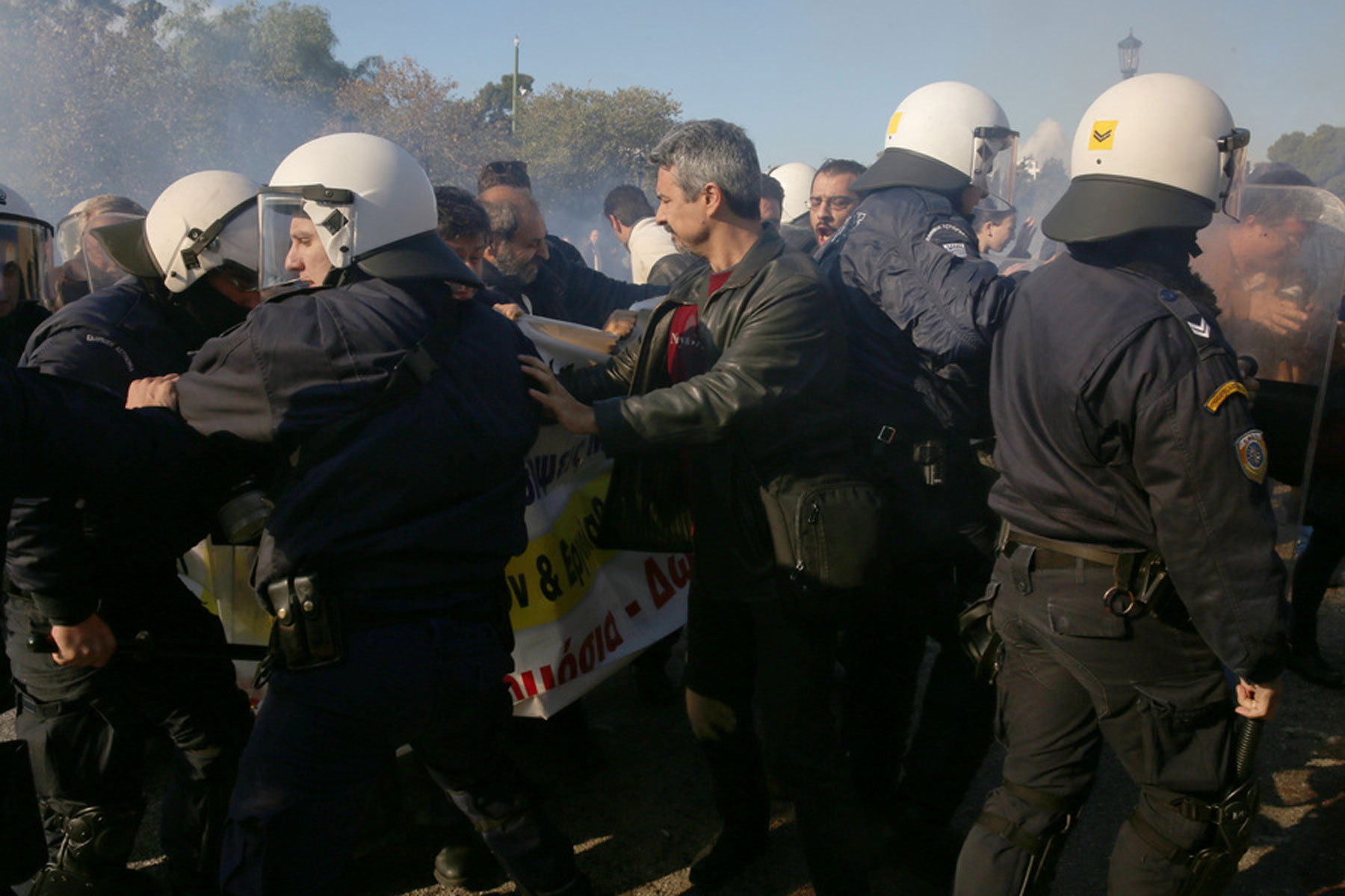 Ξύλο και χημικά έξω από το Ζάππειο! Απρόκλητη επίθεση καταγγέλλουν οι νοσοκομειακοί γιατροί [pics]