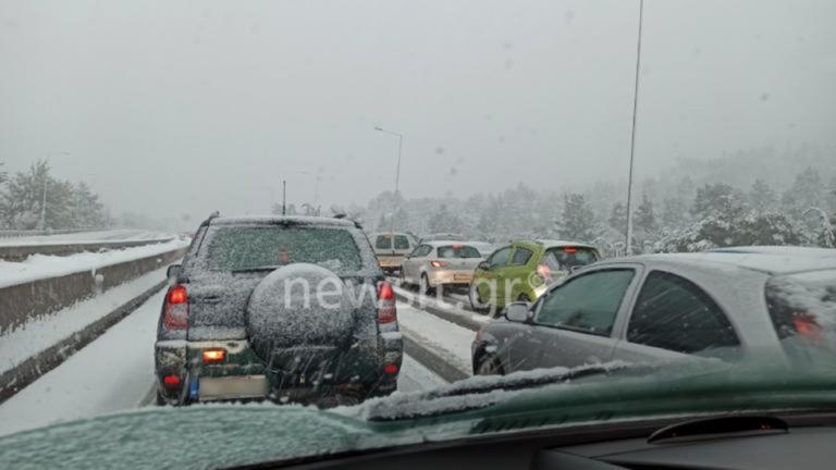 Πέντε πόντοι χιόνι έκοψαν τη χώρα στα δυο! Μεγάλη ταλαιπωρία για εκατοντάδες οδηγούς!