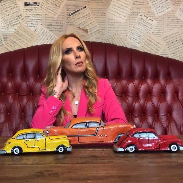 Εβελίνα Παπούλια: Ποζάρει με διάσημους φίλους της και στέλνεις ευχές για τις γιορτές!