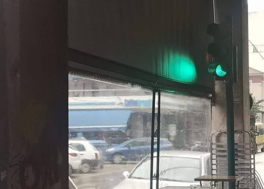 Μόνο στην Ελλάδα! Έβαλαν φανάρι για ρύθμιση της κυκλοφορίας μέσα σε καφετέρια!