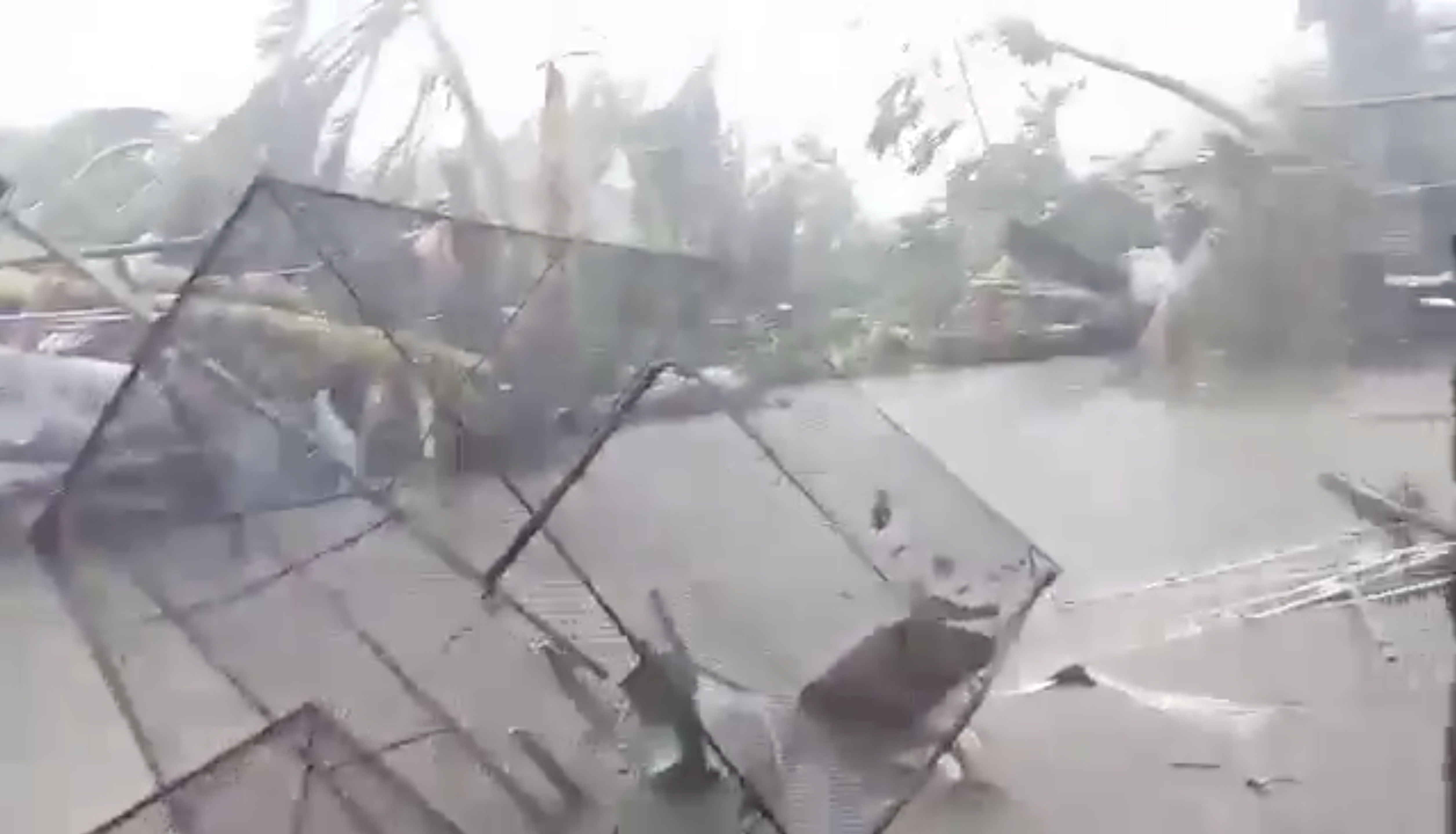 Φιλιππίνες: Τρεις νεκροί από το φονικό χτύπημα του τυφώνα Καμούρι [video]