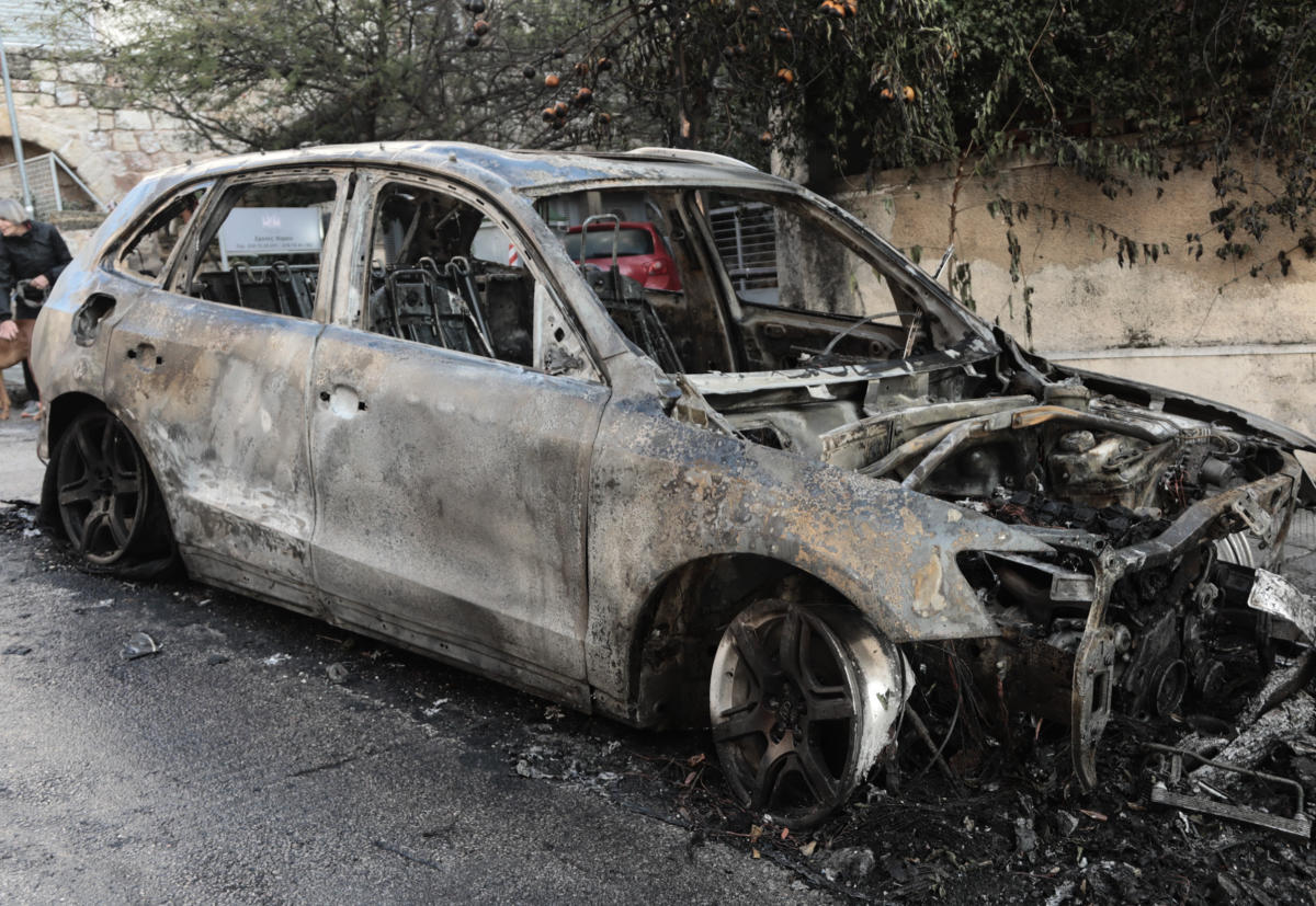 Αιγάλεω: Έβαλαν φωτιά σε αυτοκίνητο