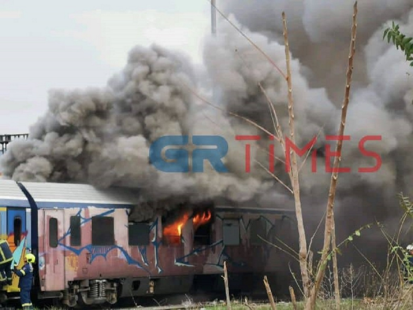 Στιγμές τρόμου στη Θεσσαλονίκη! Μεγάλη φωτιά σε βαγόνι τρένου