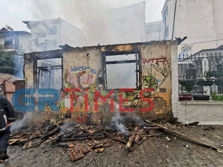 Φωτιά ξέσπασε σε σπίτι στην Άνω Πόλη στη Θεσσαλονίκη