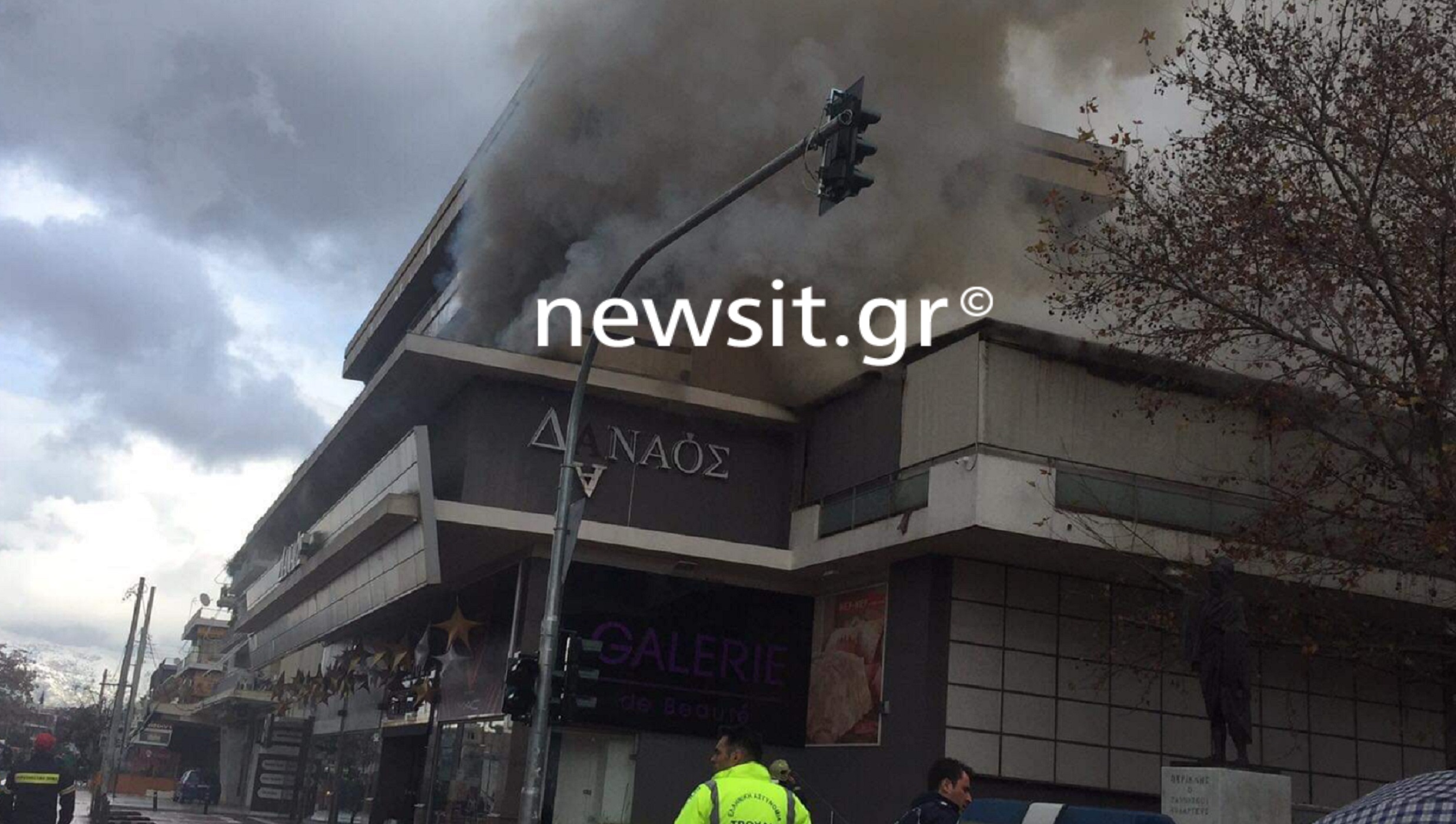 Μεγάλη φωτιά σε διαμέρισμα στη Μεσογείων! Δείτε φωτογραφίες από το σημείο