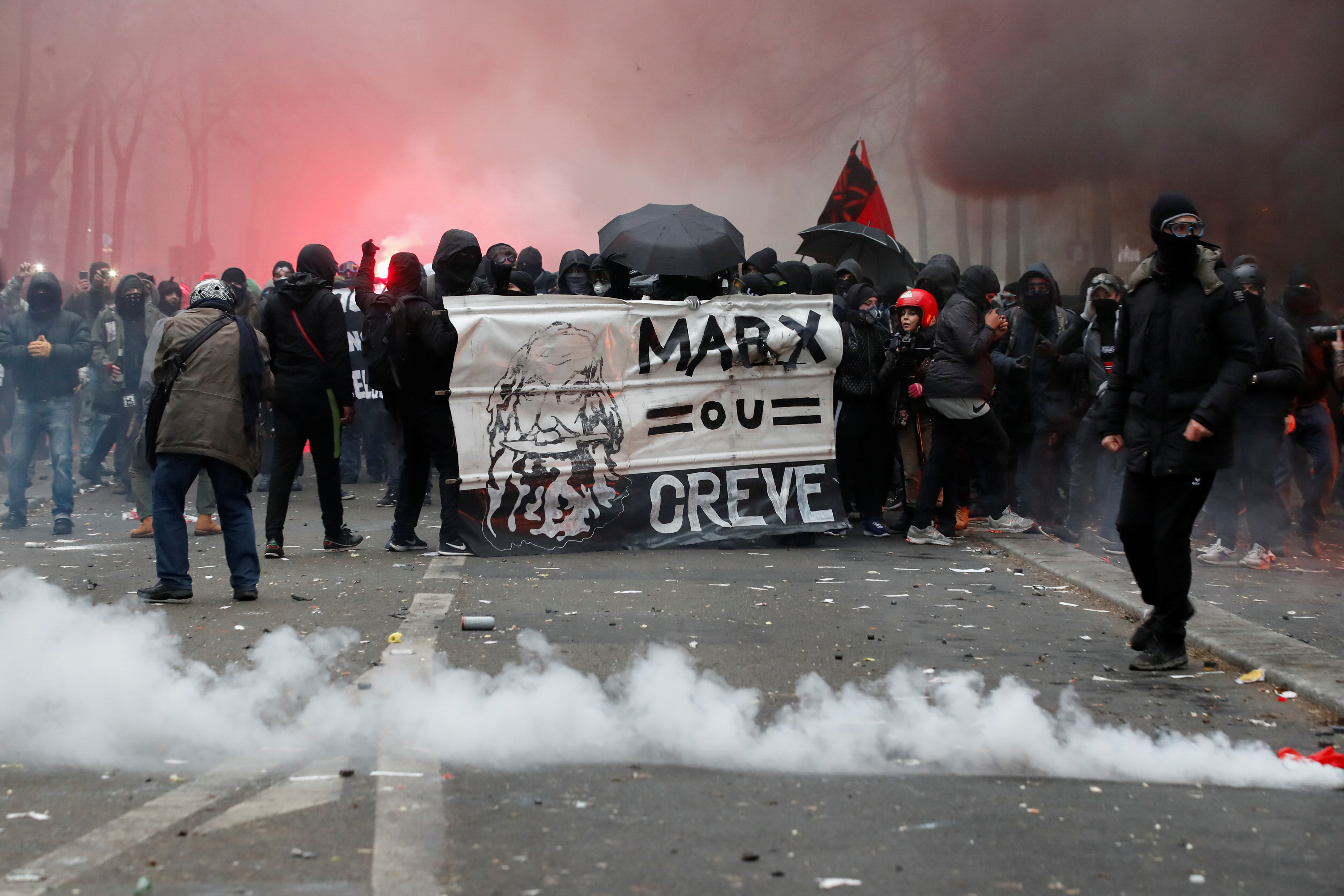 Τεταμένο το κλίμα στη Γαλλία! Νέες απεργίες και διαδηλώσεις για τις 10 Δεκεμβρίου
