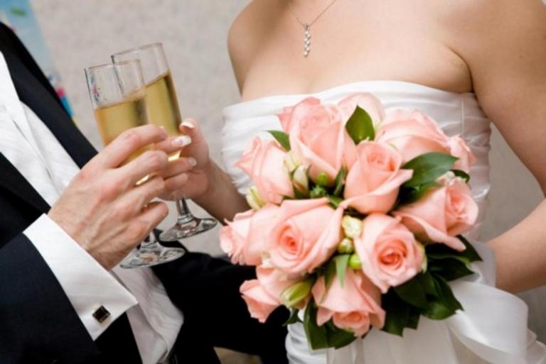 Θεσσαλονίκη: Κατέρρευσε μπροστά στη νύφη και το γαμπρό! Πανικός και δάκρυα στο γαμήλιο γλέντι