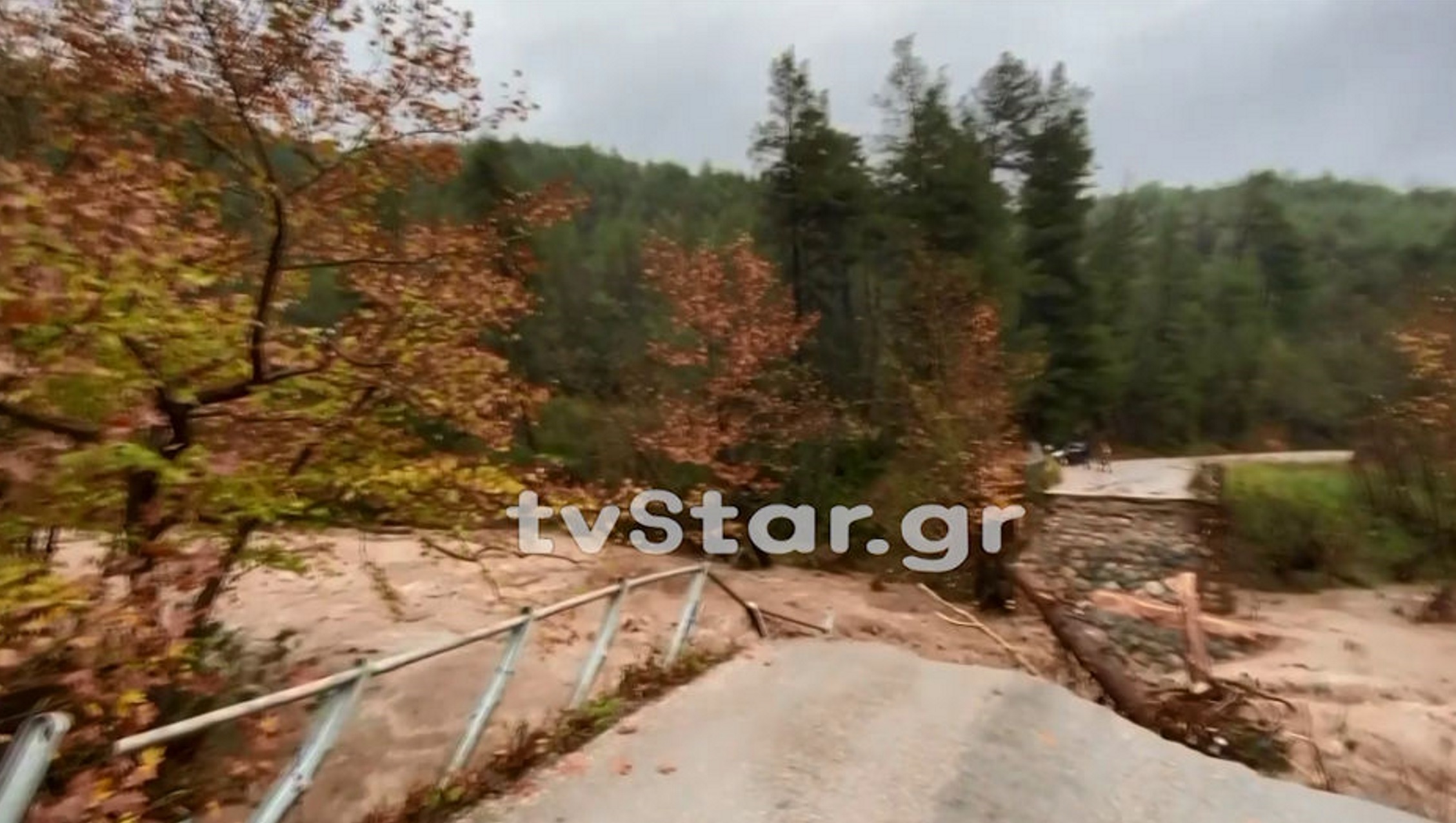 Εύβοια: Έπεσε γέφυρα και αποκλείστηκαν χωριά! Αυτοψία στο σημείο που έκοψε την περιοχή στα δύο [video]