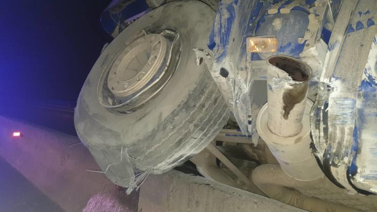 Εγνατία Οδός: Αυτοκίνητα συγκρούστηκαν με αυτή τη νταλίκα που πέρασε στο αντίθετο ρεύμα [pics, video]