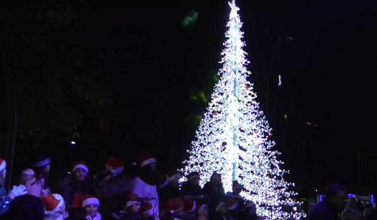 "Χιόνια στο καμπαναριό"! Άναψε το Χριστουγεννιάτικο δένδρο στα Γρεβενά [pics, video]