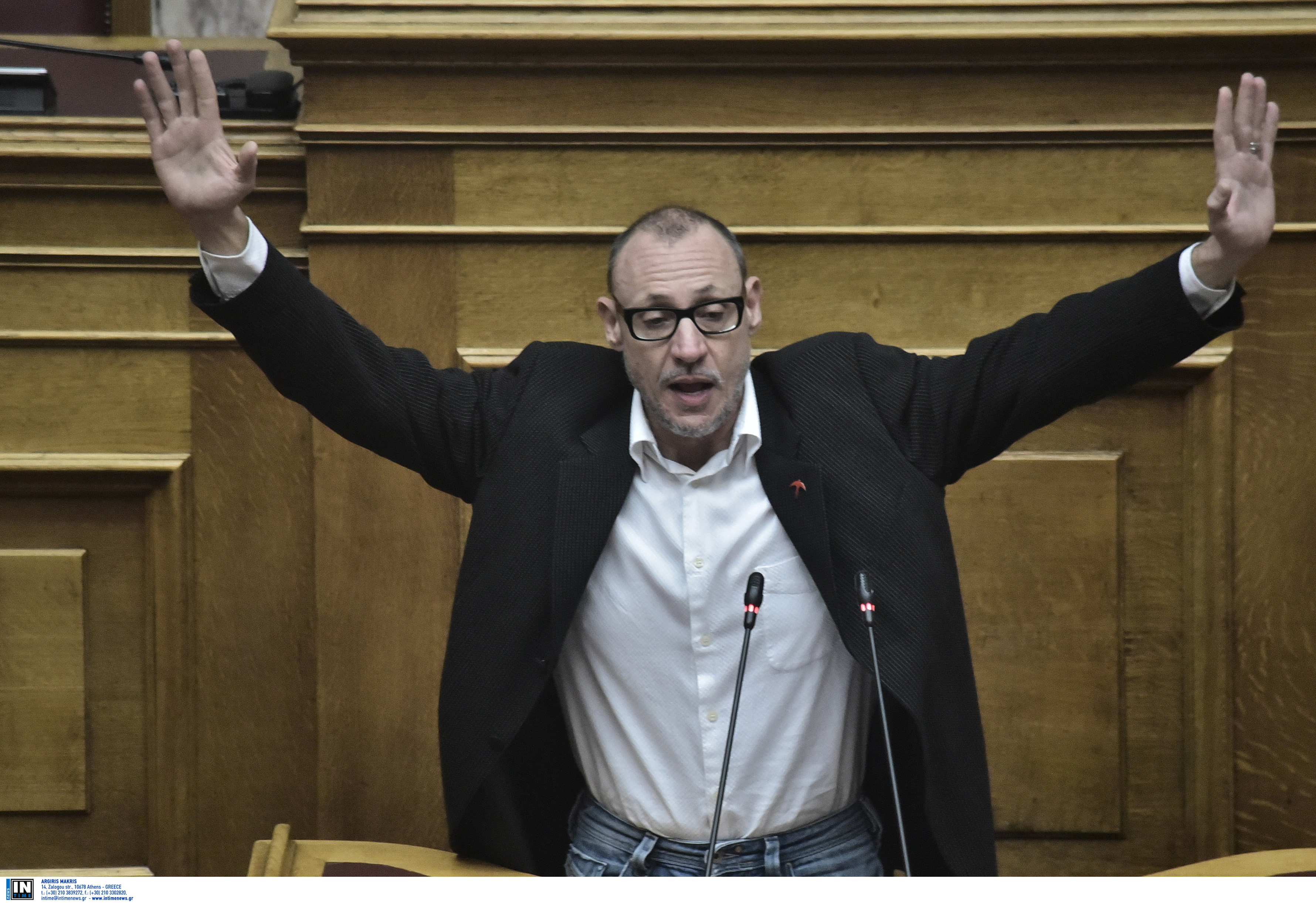 Κλέων Γρηγοριάδης: Ανέβηκε στο βήμα της Βουλής και φώναξε “παραδίνομαι”! [pics]