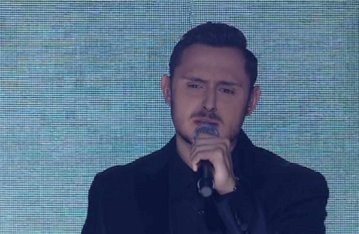 Μάγεψε κοινό και κριτές ο Γιάννης Γρόσης στον τελικό του X Factor! Εκπληκτικός πάνω στη σκηνή…