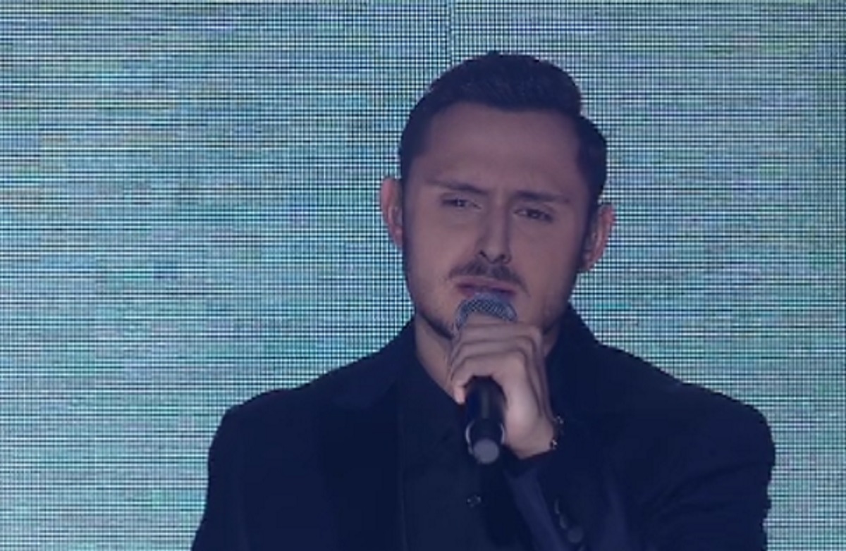 Μάγεψε κοινό και κριτές ο Γιάννης Γρόσης στον τελικό του X Factor! Εκπληκτικός πάνω στη σκηνή…