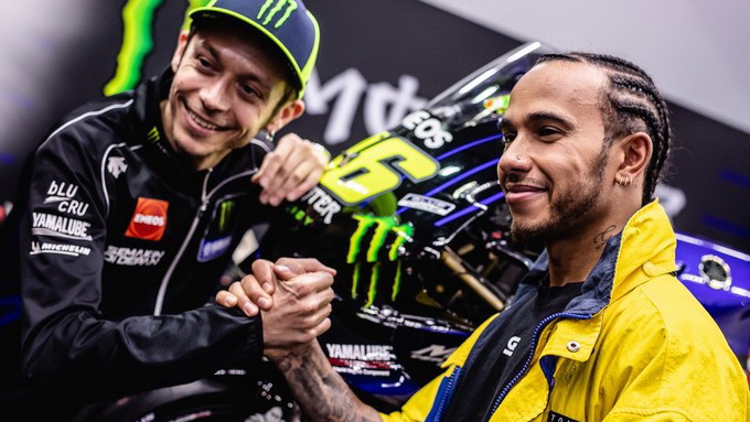 O Lewis Hamilton έπεσε με τη μοτοσικλέτα του Valentino Rossi!