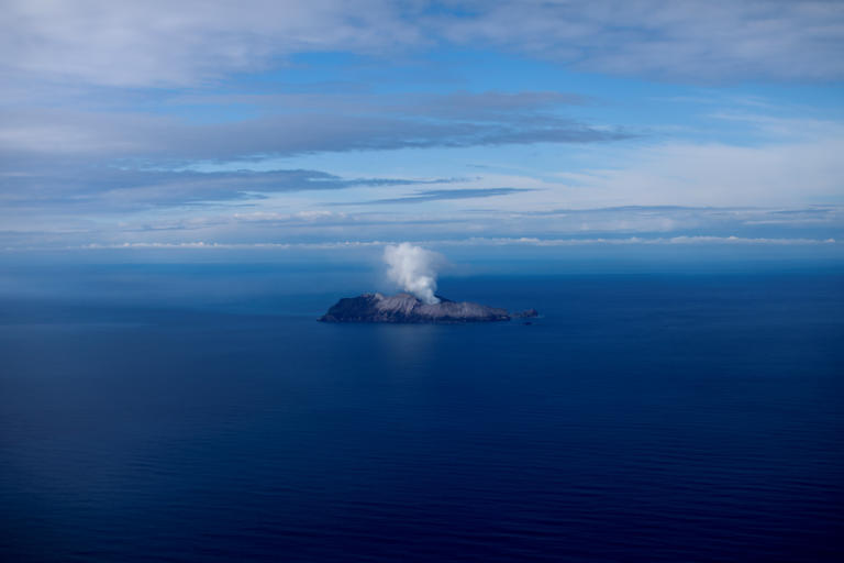 Νέα Ζηλανδία: Ετοιμάζουν επιχείρηση για ξεθάψουν τα 9 πτώματα - Φοβούνται νέα έκρηξη του ηφαιστείου [pics]