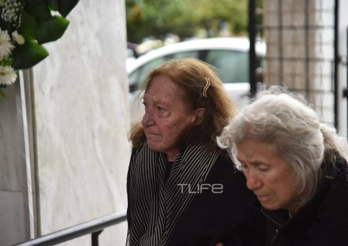 Θλιμμένη στην κηδεία του Θάνου Μικρούτσικου η πρώην σύζυγός του Ειρήνη Ιγγλέση [pics]