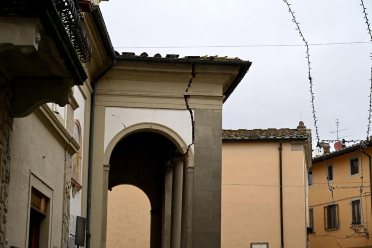 Ιταλία: Ρωγμές σε κτίρια στην Μπαρμπερίνο Ντελ Μουτζέλο - Κάτοικοι φοβούνται να γυρίσουν σπίτια τους [pics]