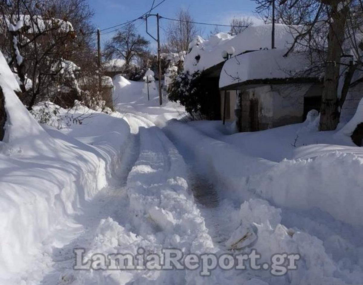 Καμένα Βούρλα: Θάφτηκε στο χιόνι ο οικισμός της Καρυάς