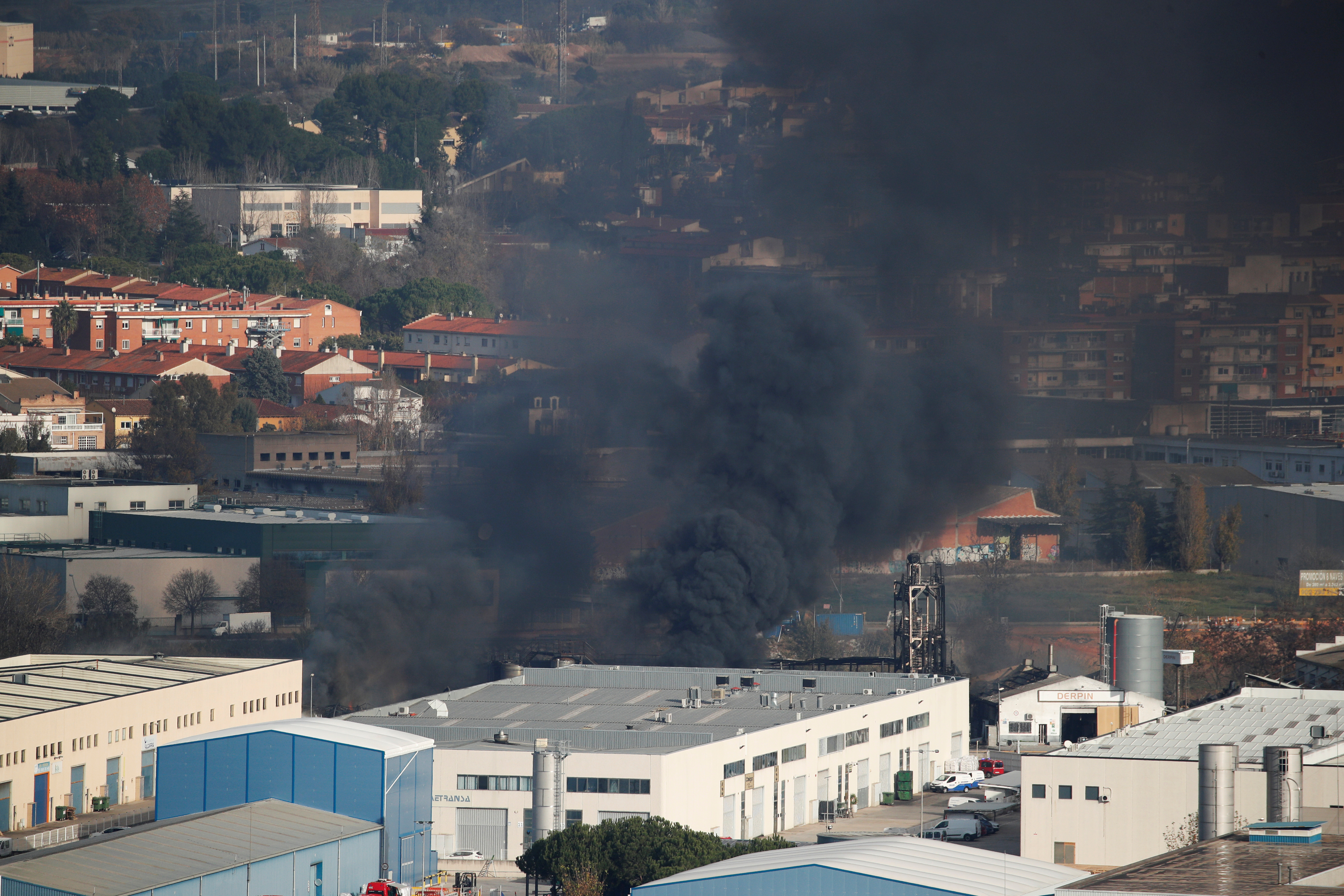 Βαρκελώνη: Πανικός από φωτιά σε χημικό εργοστάσιο! Εκκενώθηκε περιοχή στην Καταλονία
