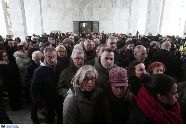 Πλήθος κόσμου στην πολιτική κηδεία του Θάνου Μικρούτσικου - Συγκίνησαν οι επικήδειοι