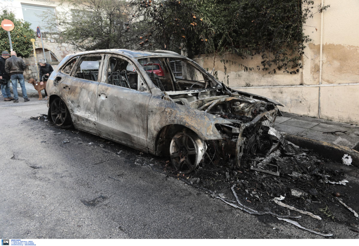 Κολωνάκι: Τέσσερα καμένα αυτοκίνητα από επιθέσεις κοντά στην Αμερικάνικη πρεσβεία [video]