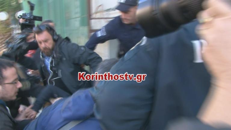 Κόρινθος: Ξεχείλισε η οργή από τους συγγενείς της 73χρονης στην θέα των δραστών