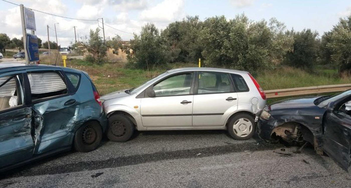 Θεσσαλονίκη: Σοβαρά κυκλοφοριακά προβλήματα στην Περιφερειακή από καραμπόλα 4 αυτοκινήτων