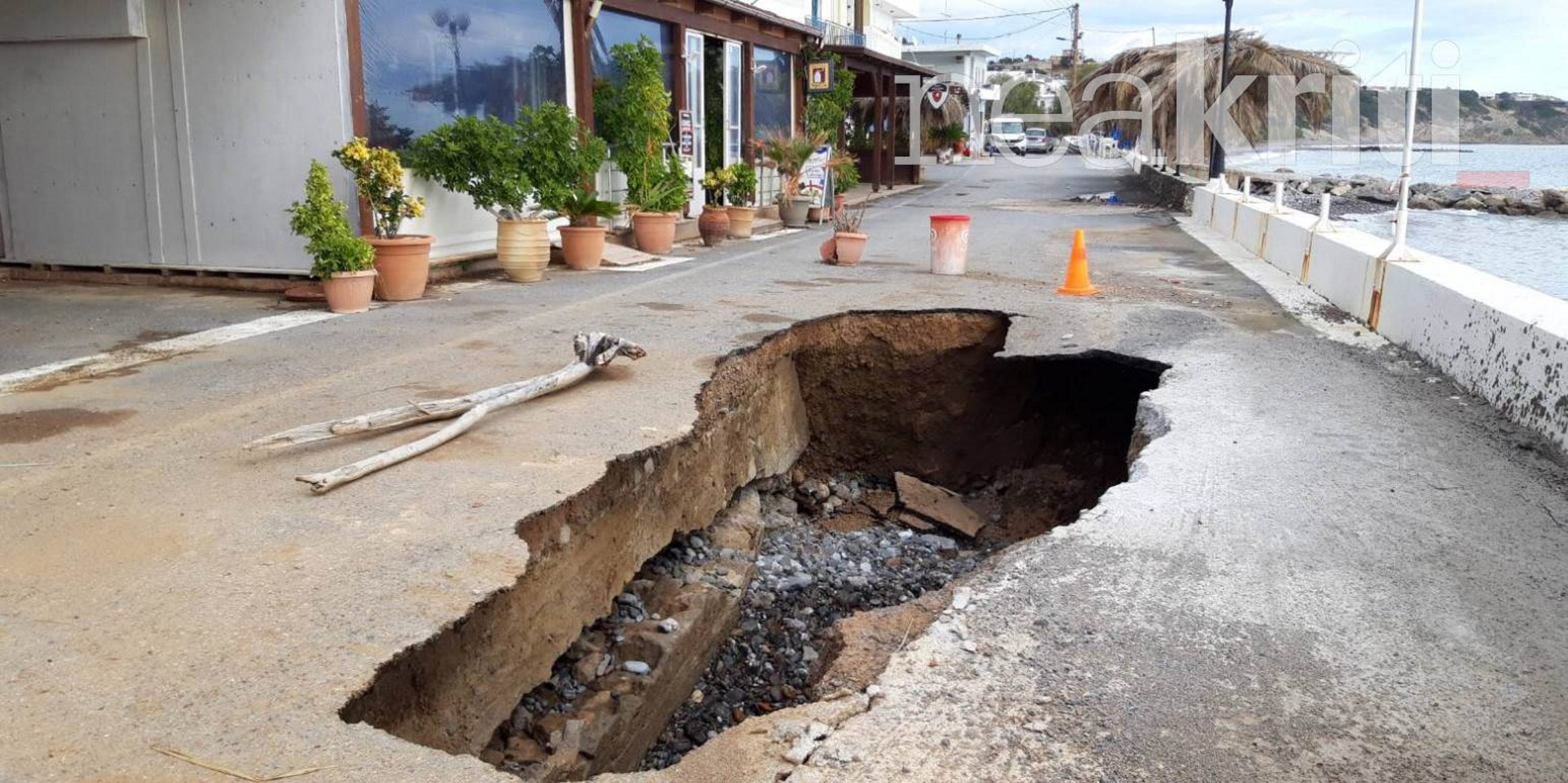 Κρήτη: Η θάλασσα “ρούφηξε” δρόμο στο Ηράκλειο! Η τεράστια λακκούβα που δημιουργήθηκε [video]