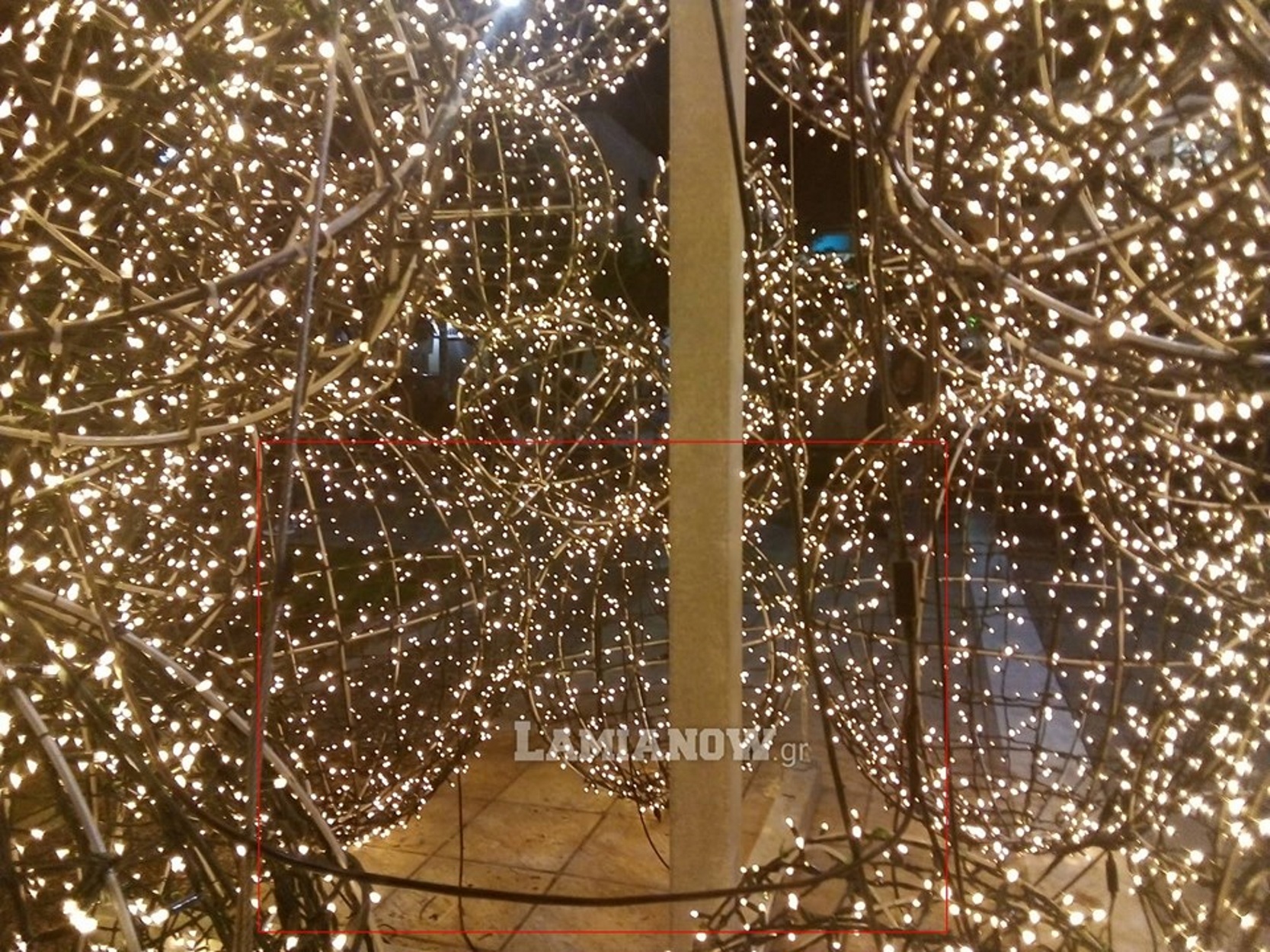 Λαμία: Απίστευτο! Έκλεψαν… μπάλα από το χριστουγεννιάτικο δέντρο της πόλης