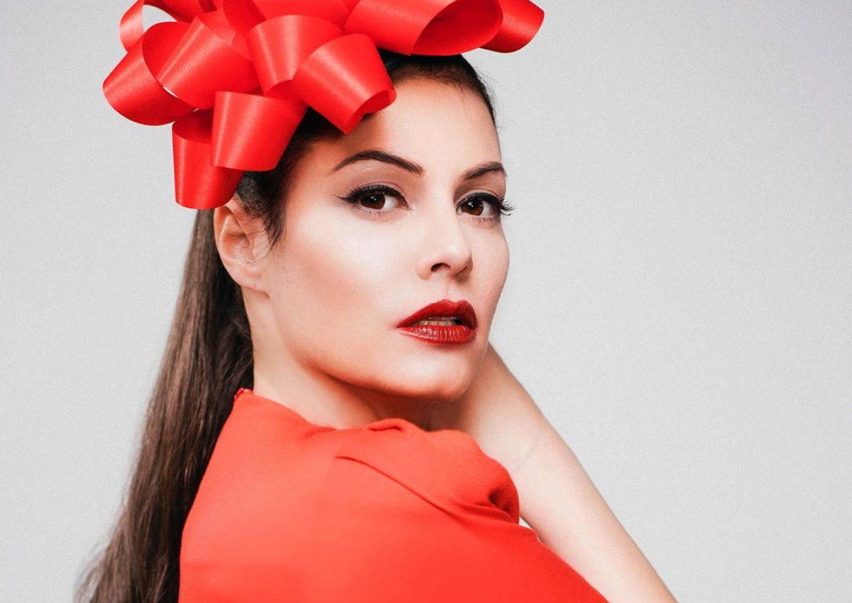 Μαρία Κορινθίου: Ποζάρει ως σέξι αγιοβασιλίτσα φορώντας μόνο τα εσώρουχά της!