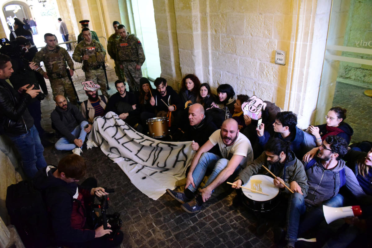 «Βράζει» η Μάλτα – Εισβολή στο γραφείο του πρωθυπουργού