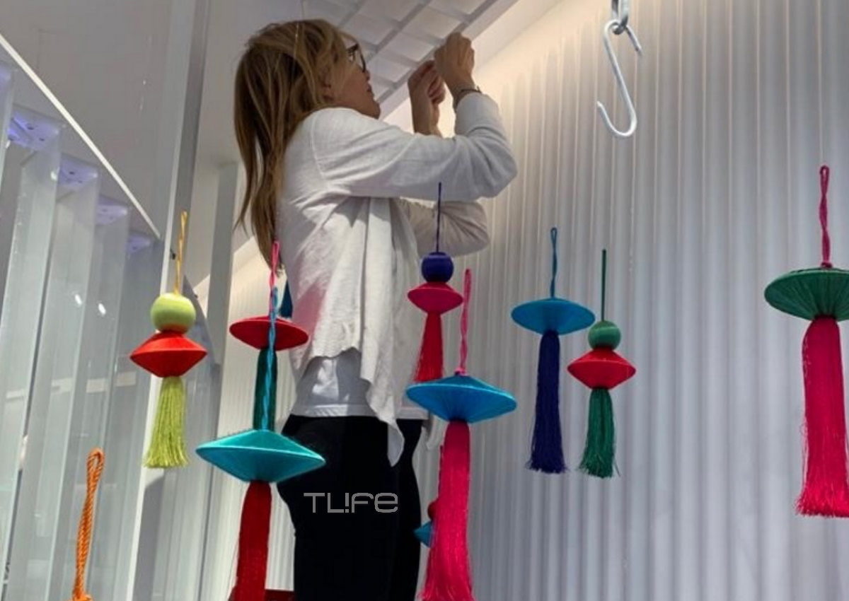 Δείτε την Μαρέβα Μητσοτάκη να στολίζει η ίδια τη βιτρίνα του μαγαζιού της – Αποκλειστική φωτογραφία