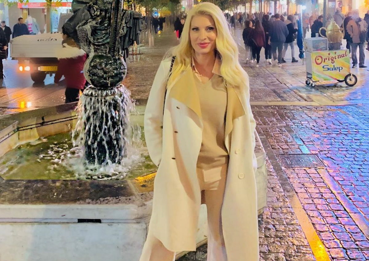 Ελένη Μενεγάκη: Βραδινή βόλτα στο στολισμένο κέντρο της Αθήνας! [pics]