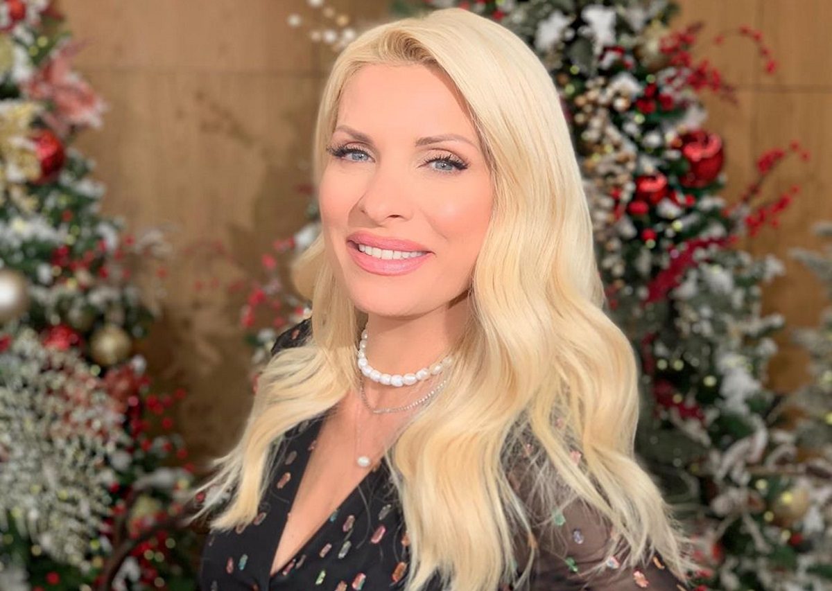 Ελένη Μενεγάκη: Ποζάρει με καλοκαιρινό look στη ζούγκλα των Μαλδίβων!