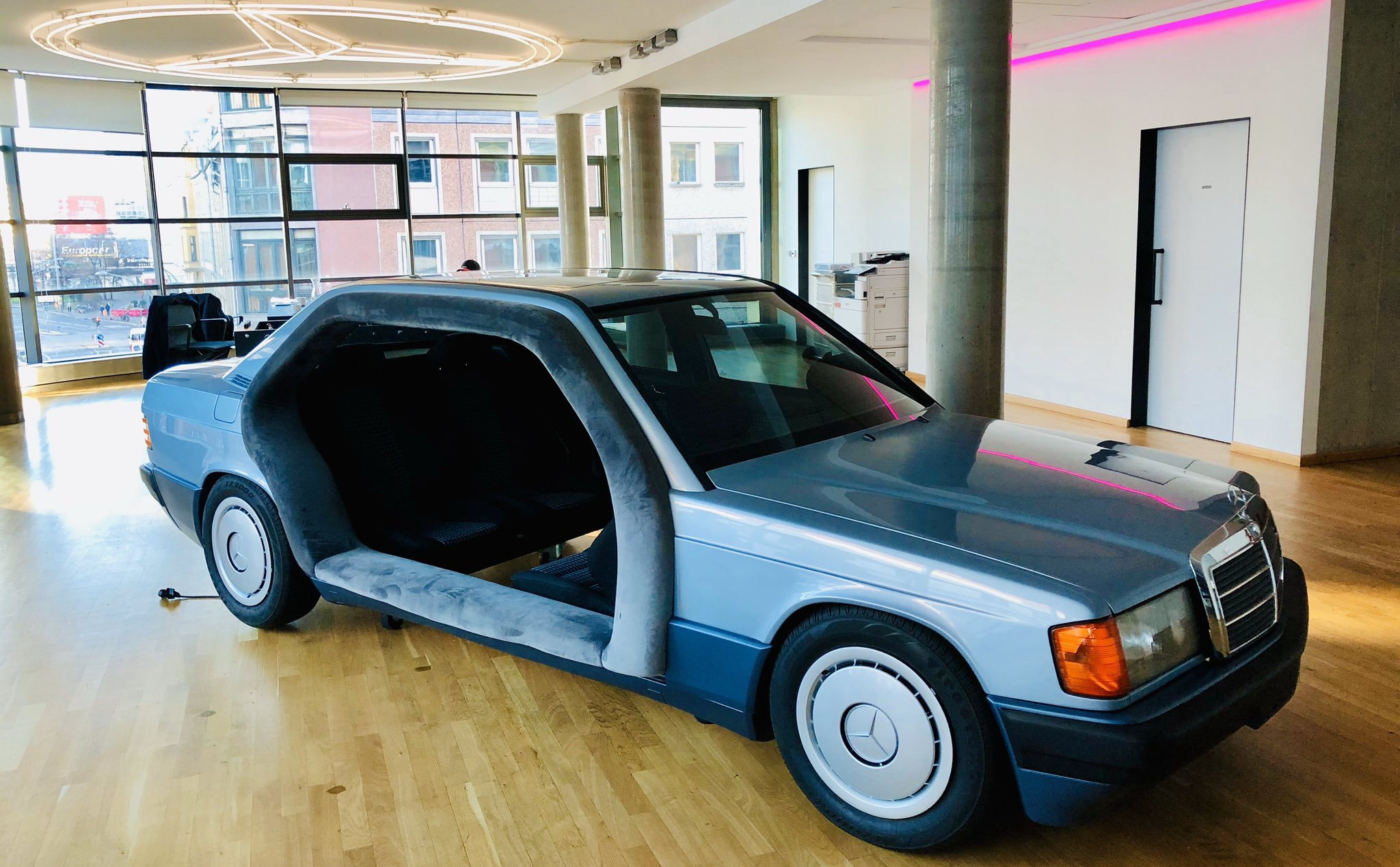 Παλιά Mercedes μεταμορφώθηκε στο πιο περίεργο meeting room που έχεις δει! [pics]