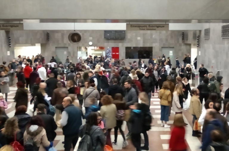 Χαμός στο σταθμό μετρό στο Σύνταγμα – Πως κινούνται μετρό, λεωφορεία και ηλεκτρικός