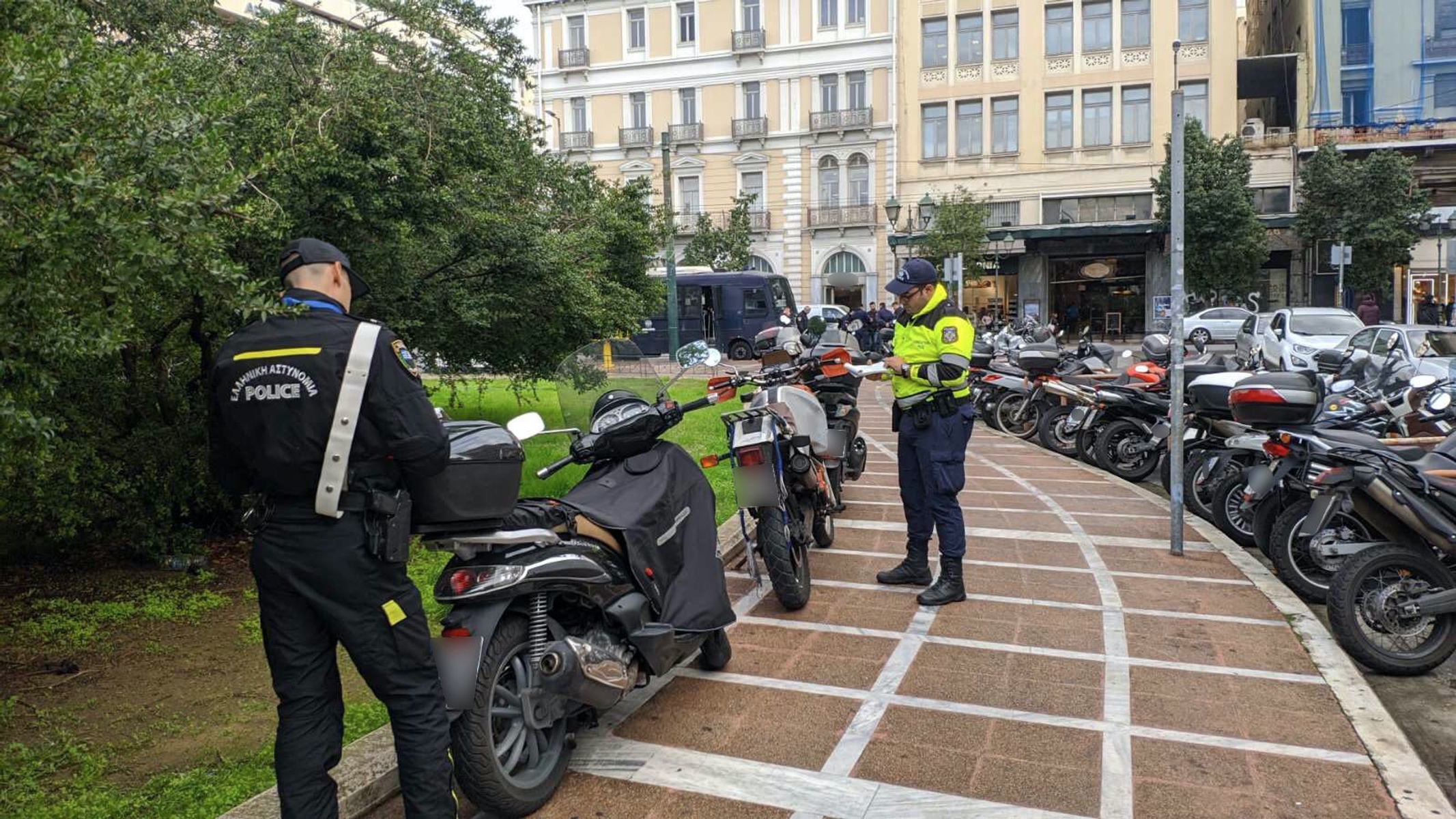 Τροχαία: Δεν άφησαν μηχανάκι για μηχανάκι στα πεζοδρόμια!