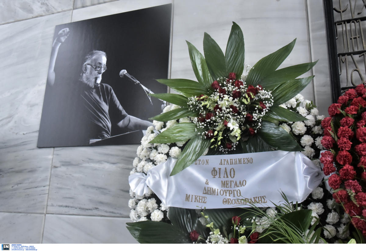 Θάνος Μικρούτσικος: Ράγισαν καρδιές στον τελευταίο αποχαιρετισμό!