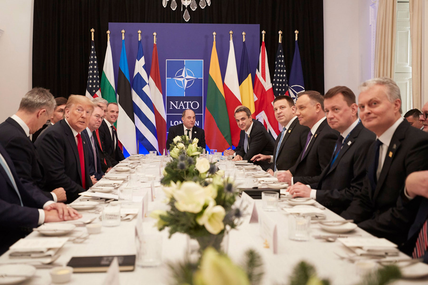 ΝΑΤΟ: “Κιμπάρης” Τραμπ στο δείπνο με τις χώρες που πληρώνουν το 2%